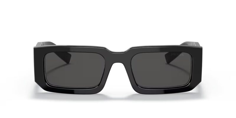 Γυαλιά ηλίου PRADA PR06YS 09Q5S0 ανδρικά μαύρα, νέα συλλογή 2025. Ορθογώνια, facet acetate με UV προστασία και Prada logo σε catwalk design.