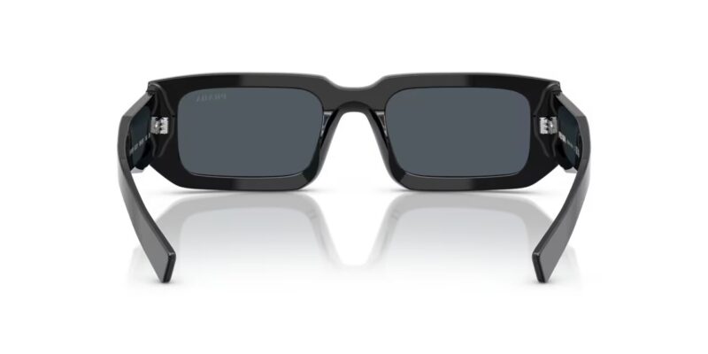 Γυαλιά ηλίου PRADA PR06YS 16K2K1 ανδρικά μαύρα, νέα συλλογή 2025. Ορθογώνια, facet acetate με UV προστασία και Prada logo σε catwalk design.