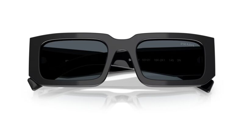 Γυαλιά ηλίου PRADA PR06YS 16K2K1 ανδρικά μαύρα, νέα συλλογή 2025. Ορθογώνια, facet acetate με UV προστασία και Prada logo σε catwalk design.