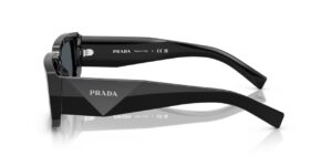 Γυαλιά ηλίου PRADA PR06YS 16K2K1 ανδρικά μαύρα, νέα συλλογή 2025. Ορθογώνια, facet acetate με UV προστασία και Prada logo σε catwalk design.