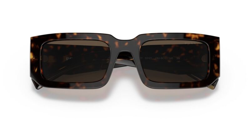 Γυαλιά ηλίου PRADA PR06YS 2AU8C1 ανδρικά μαύρα, νέα συλλογή 2025. Ορθογώνια, facet acetate με UV προστασία και Prada logo σε catwalk design.