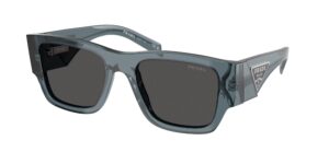 Ανακάλυψε τα ανδρικά γυαλιά ηλίου PRADA PR 10ZS 17T08Z από τη νέα συλλογή 2025, με τολμηρό τετράγωνο σχήμα και πολυτελή διάφανη απόχρωση