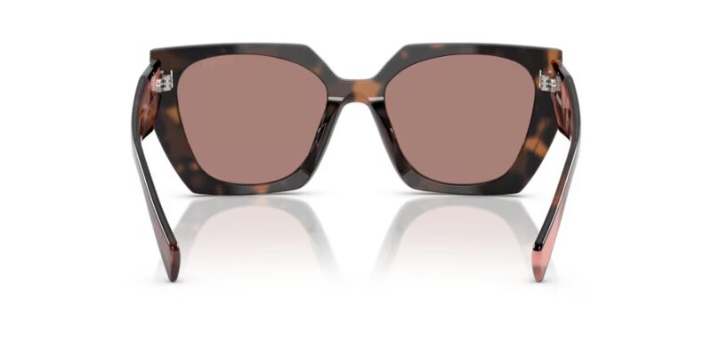 Μπροστινή όψη γυαλιών ηλίου PRADA PR15WS 23A60B με σχέδιο ταρταρούγα και χρυσό λογότυπο PRADA MILANO