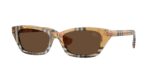 Κομψά γυναικεία γυαλιά ηλίου BURBERRY BE4488 416373 με κοκάλινο σκελετό σε καρό μπεζ της άμμου και σκούρους καφέ φακούς.