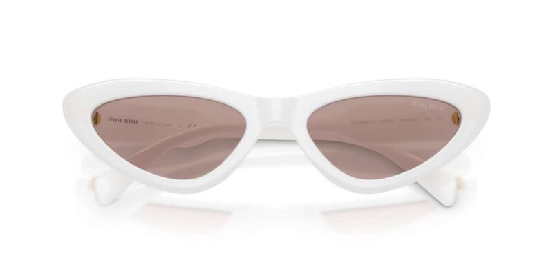 Γυναικεία γυαλιά ηλίου MIU MIU MU B11SU 20M20I με λευκό κοκάλινο σκελετό και ανοιχτούς μωβ καφέ φακούς.