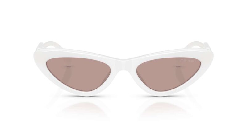 Γυναικεία γυαλιά ηλίου MIU MIU MU B11SU 20M20I με λευκό κοκάλινο σκελετό και ανοιχτούς μωβ καφέ φακούς.