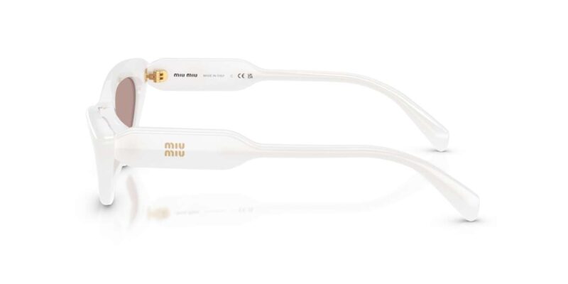 Γυναικεία γυαλιά ηλίου MIU MIU MU B11SU 20M20I με λευκό κοκάλινο σκελετό και ανοιχτούς μωβ καφέ φακούς.