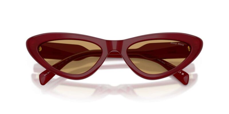 Γυναικεία γυαλιά ηλίου MIU MIU MU B11SU 21I10Y με σκελετό οπάλ βουργουνδί και καφέ φακούς.