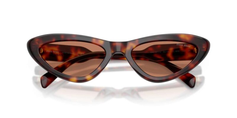 Γυναικεία γυαλιά ηλίου MIU MIU MU B11SU 27L90Q με σκελετό Havana και καφέ φακούς σε σχήμα Cat Eye.