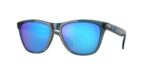 SPORT unisex ανδρικά γυαλιά ηλίου OAKLEY OO9013 9013F6 Frogskins με διαφανές μαύρο σκελετό και Prizm μπλε του ζαφειριού polarized φακούς.