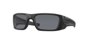 Oakley OO9096 909605 Fuel Cell γυαλιά ηλίου με matte black σκελετό και γκρι πολωτικούς φακούς σε δυναμικό sport design.