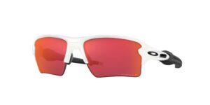 SPORT ανδρικά γυαλιά ηλίου OAKLEY OO9188 918803 με λευκό κοκάλινο σκελετό και Prizm field φακούς σε έντονο κόκκινο χρώμα.