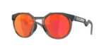 OAKLEY OO9242 924202 Hstn : Η δυναμική του Matte Carbon συναντά την έκρηξη χρώματος των κόκκινων Prizm φακών.