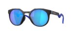 OAKLEY OO9242 924204 Hstn : Η κλασική αξία του Matte Black συναντά την τεχνολογία των Prizm Sapphire φακών.