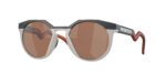 OAKLEY OO9242 924206 Hstn : Η αυστηρή γοητεία του Matte Carbon συναντά τη ζεστασιά των μπεζ Prizm φακών.