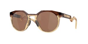 OAKLEY OO9242 924207 Hstn : Η ζεστασιά του Dark Amber συναντά τη φωτεινότητα του Light Curry σε έναν Prizm συνδυασμό.