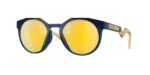 OAKLEY OO9242 924211 Hstn : Η πολυτέλεια του χρυσού 24k συναντά το βάθος του Navy blue σε έναν polarized συνδυασμό.