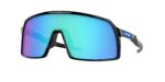 SPORT ανδρική μάσκα ηλίου OAKLEY OO9406 940690 Sutro με μαύρο γυαλιστερό σκελετό και μπλε φακό Prizm Sapphire.