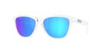 SPORT ανδρικά γυαλιά ηλίου OAKLEY OO9508 950801 Frogskins S με γυαλιστερό διαφανή κοκάλινο σκελετό και μπλε Prizm Sapphire φακούς καθρέπτες.
