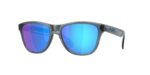 SPORT ανδρικά γυαλιά ηλίου OAKLEY OO9508 950805 Frogskins S με διαφανές μαύρο κοκάλινο σκελετό και μπλε Prizm Sapphire φακούς καθρέπτες.