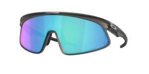 SPORT ανδρικά γυαλιά ηλίου OAKLEY OO9524D 952404 Rslv 141 με γκρι φιμέ ματ κοκάλινο σκελετό μάσκα και μπλε Prizm Sapphire φακούς.