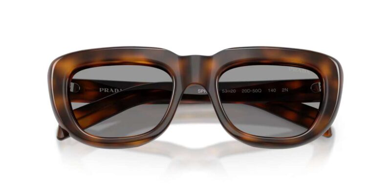 Γυαλιά ηλίου Prada PR D07S 20D50Q σκελετός Juniper Tortoise με γκρι φακό.