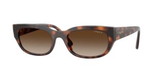 γυναικεία γυαλιά ηλίου VOGUE VO5669S 271813 με σκούρο havana κοκκάλινο σκελετό και ντεγκραντέ καφέ φακούς.