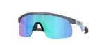 Παιδικά unisex γυαλιά ηλίου μάσκα OAKLEY OJ9010 901016 Resistor με κοκάλινο σκελετό σε μπλε γκρι του ατσαλιού και φακούς Prizm μπλε του ζαφειριού.