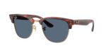 unisex γυαλιά ηλίου RAY-BAN RBR0504S 13983A Clubmaster Reverse με ριγέ Havana πάνω σε ροζ χρυσό σκελετό και σκούρους μπλε φακούς.