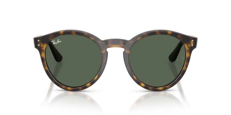 unisex γυαλιά ηλίου RAY-BAN RBR0505S 6790VR με Havana κοκάλινο σκελετό ταρταρούγα και σκούρους πράσινους φακούς.
