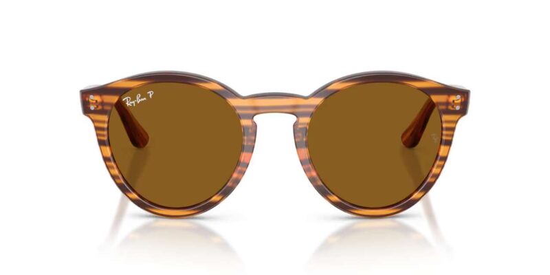 unisex γυαλιά ηλίου RAY-BAN RBR0505S 679183 με κοκάλινο σκελετό σε ριγέ Havana και σκούρους καφέ πολωτικούς φακούς.