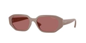 Παιδικά κοριτσίστικα γυαλιά ηλίου VOGUE VJ2034 327269 με κοκάλινο σκελετό σε γκρι-μπεζ και σκούρους βιολετί φακούς.